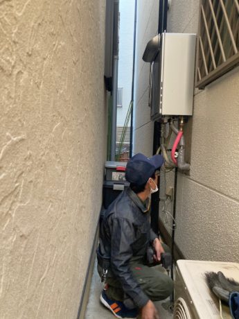 給湯器取付風景